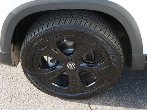 Certified 2025 Volkswagen Taos SE image 15