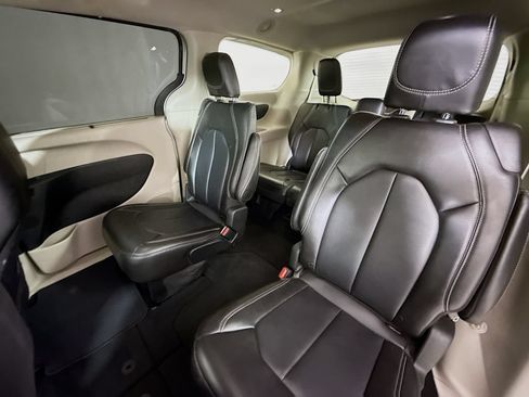 Used 2024 Chrysler Pacifica Touring-L FWD image 21