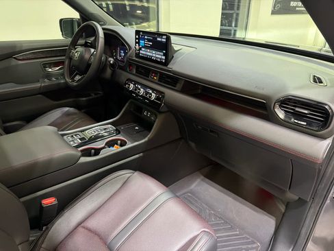 Used 2025 Honda Pilot Black Edition image 16