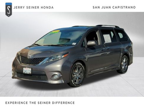 Used 2017 Toyota Sienna SE image 1