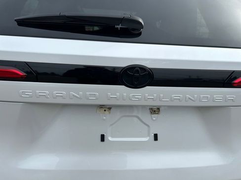 Used 2024 Toyota Grand Highlander XLE image 31