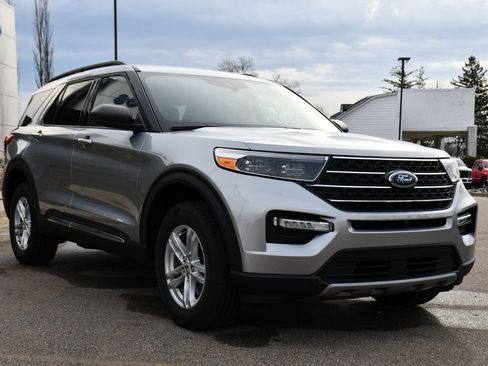 Used 2023 Ford Explorer XLT w/ Equipment Group 202A image 9