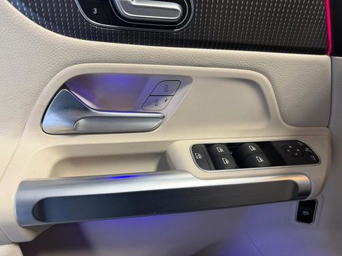 Used 2021 Mercedes-Benz GLB 250 4MATIC w/ Premium Package image 13