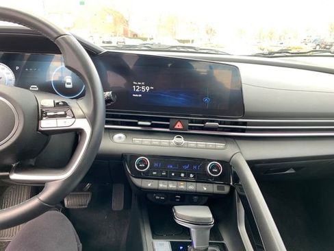 Used 2024 Hyundai Elantra Limited image 19