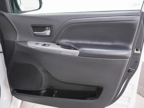 Used 2020 Toyota Sienna SE FWD image 12