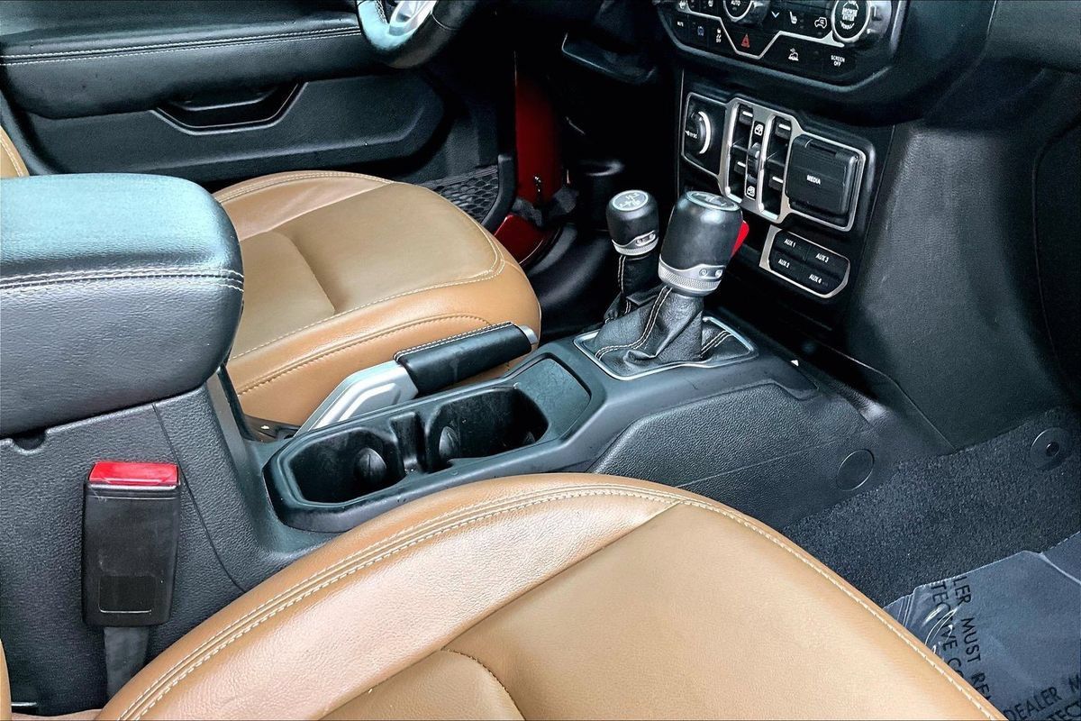 Used 2021 Jeep Wrangler Unlimited Sahara w/ Cold Weather Group AWD/4WD image 31