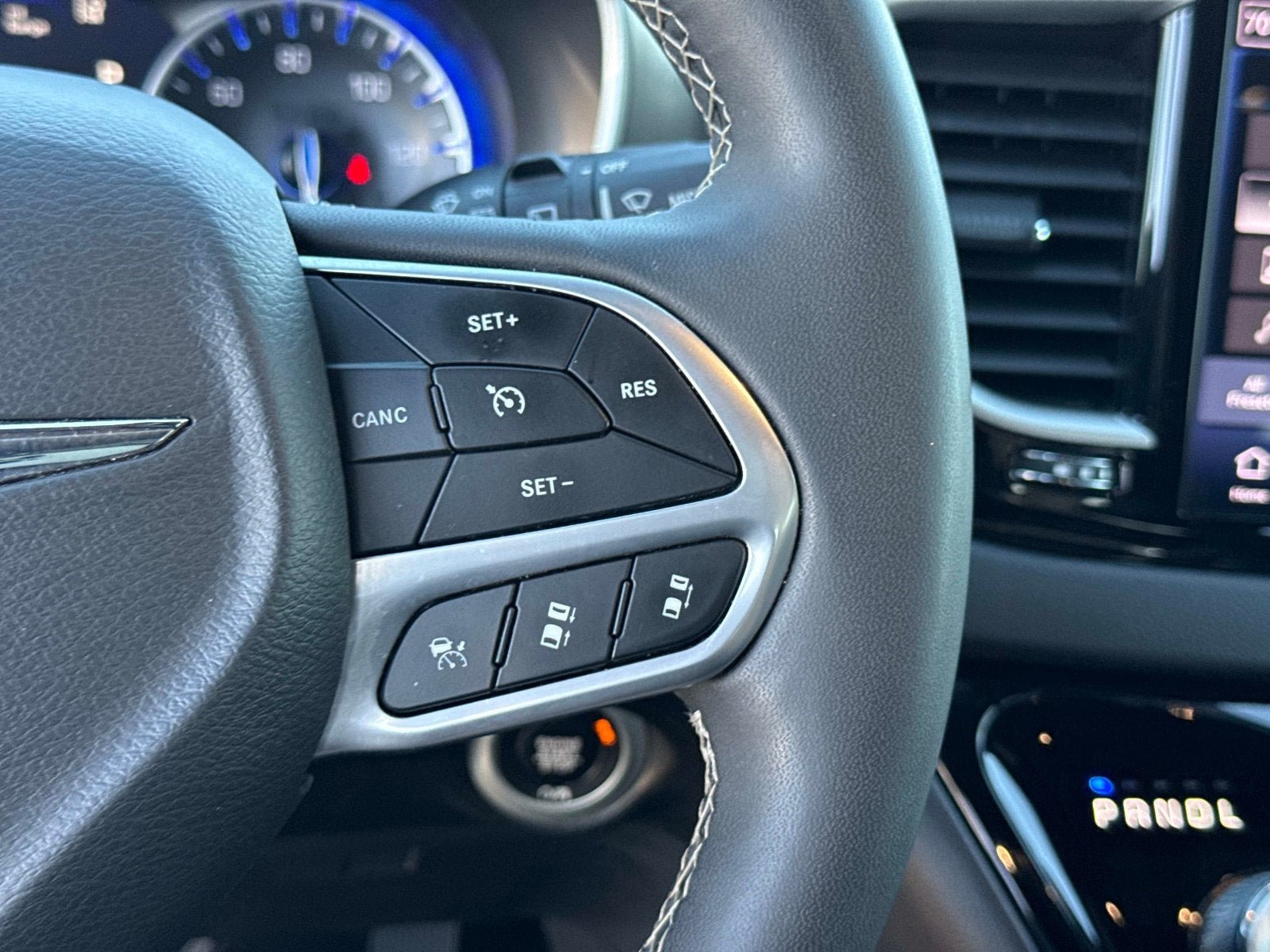 Used 2025 Chrysler Pacifica Select FWD image 28