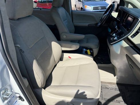 Used 2017 Toyota Sienna XLE w/ XLE Navigation Package AWD/4WD image 43