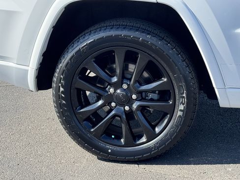 Used 2017 Jeep Grand Cherokee Altitude image 39