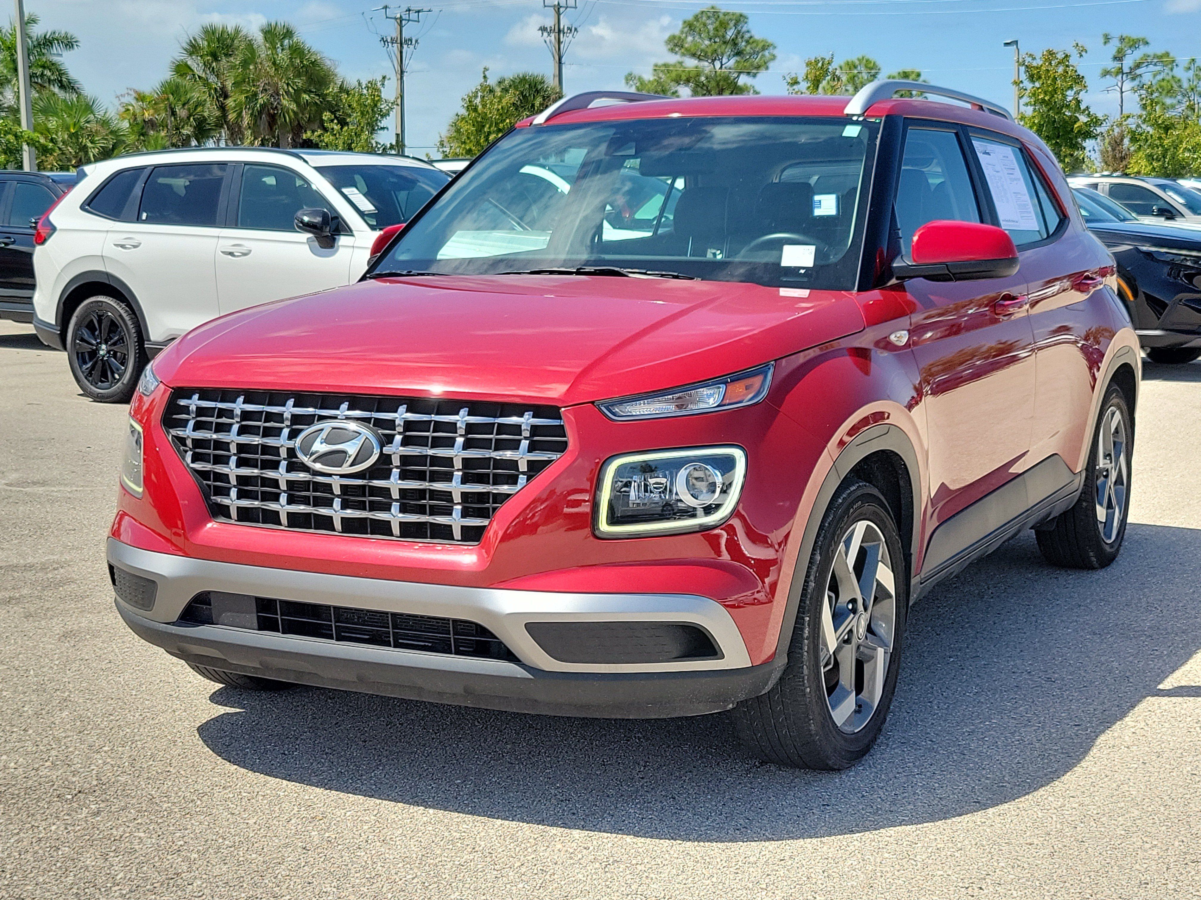 Used 2022 Hyundai Venue Limited FWD image 3