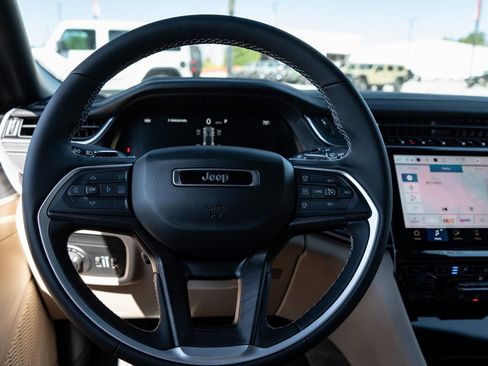 New 2025 Jeep Grand Cherokee Limited w/ Luxury Tech Group II image 29