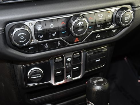Used 2025 Jeep Wrangler Unlimited Sahara AWD/4WD image 21