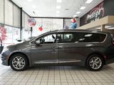 Used 2017 Chrysler Pacifica Limited image 3