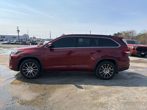 Used 2018 Toyota Highlander SE image 2