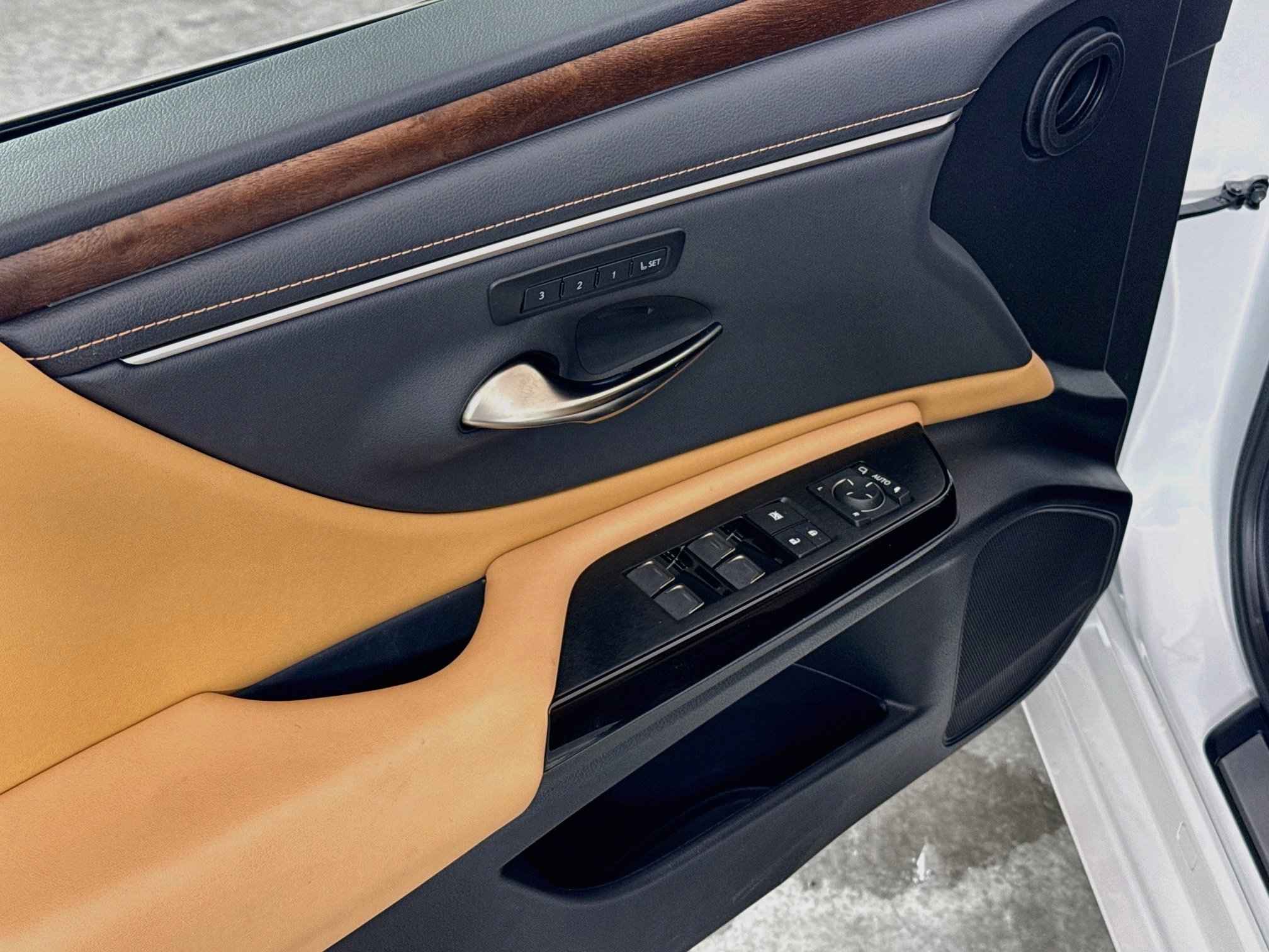 Certified 2025 Lexus ES 300h w/ Premium Package FWD image 19