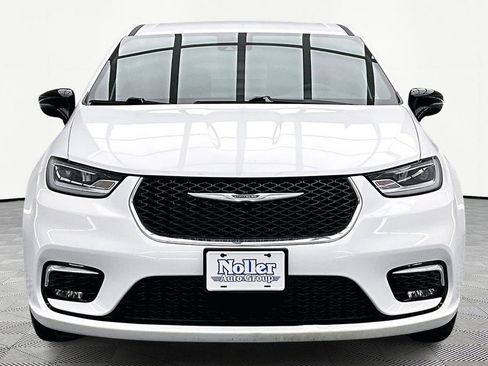 Used 2025 Chrysler Pacifica Select image 3