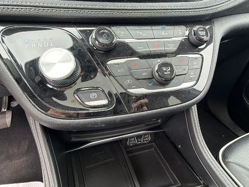 Used 2024 Chrysler Pacifica Premium image 33