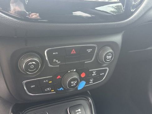 Used 2019 Jeep Compass Latitude FWD image 34