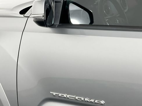 Used 2022 Toyota Tacoma SR5 w/ Technology Package RWD image 6