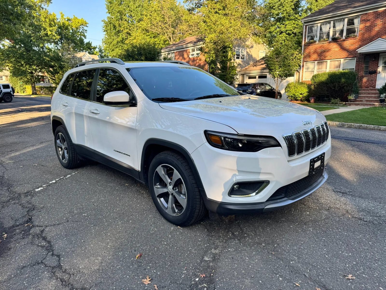 Used 2019 Jeep Cherokee Limited AWD/4WD image 3