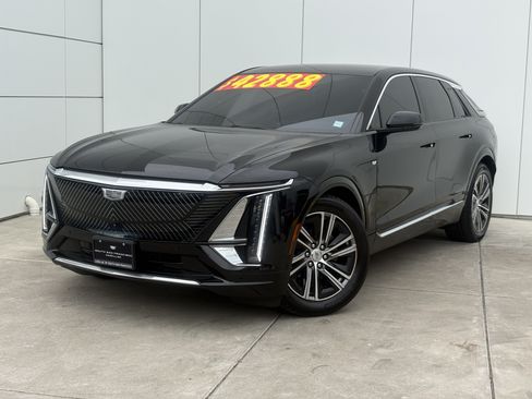Used 2024 Cadillac Lyriq Luxury AWD/4WD image 2