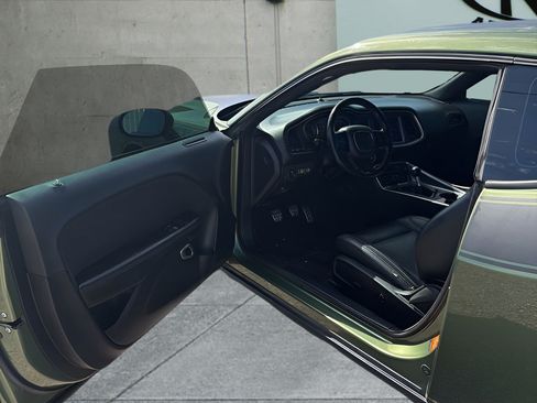 Used 2018 Dodge Challenger R/T w/ Driver Convenience Group RWD image 10