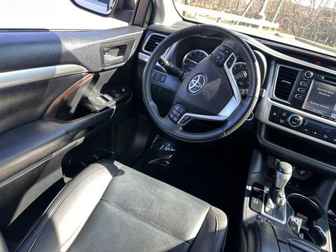 Used 2019 Toyota Highlander XLE image 23