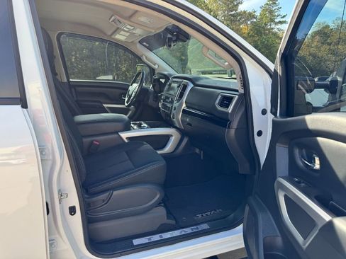 Used 2019 Nissan Titan SV w/ SV Convenience Package image 17