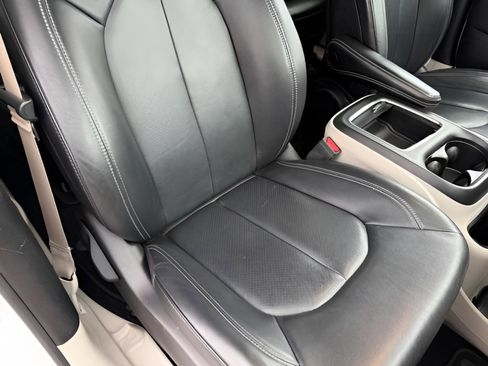 Used 2022 Chrysler Pacifica Touring-L FWD image 17