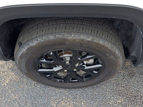 Used 2025 Jeep Grand Cherokee Altitude AWD/4WD image 18