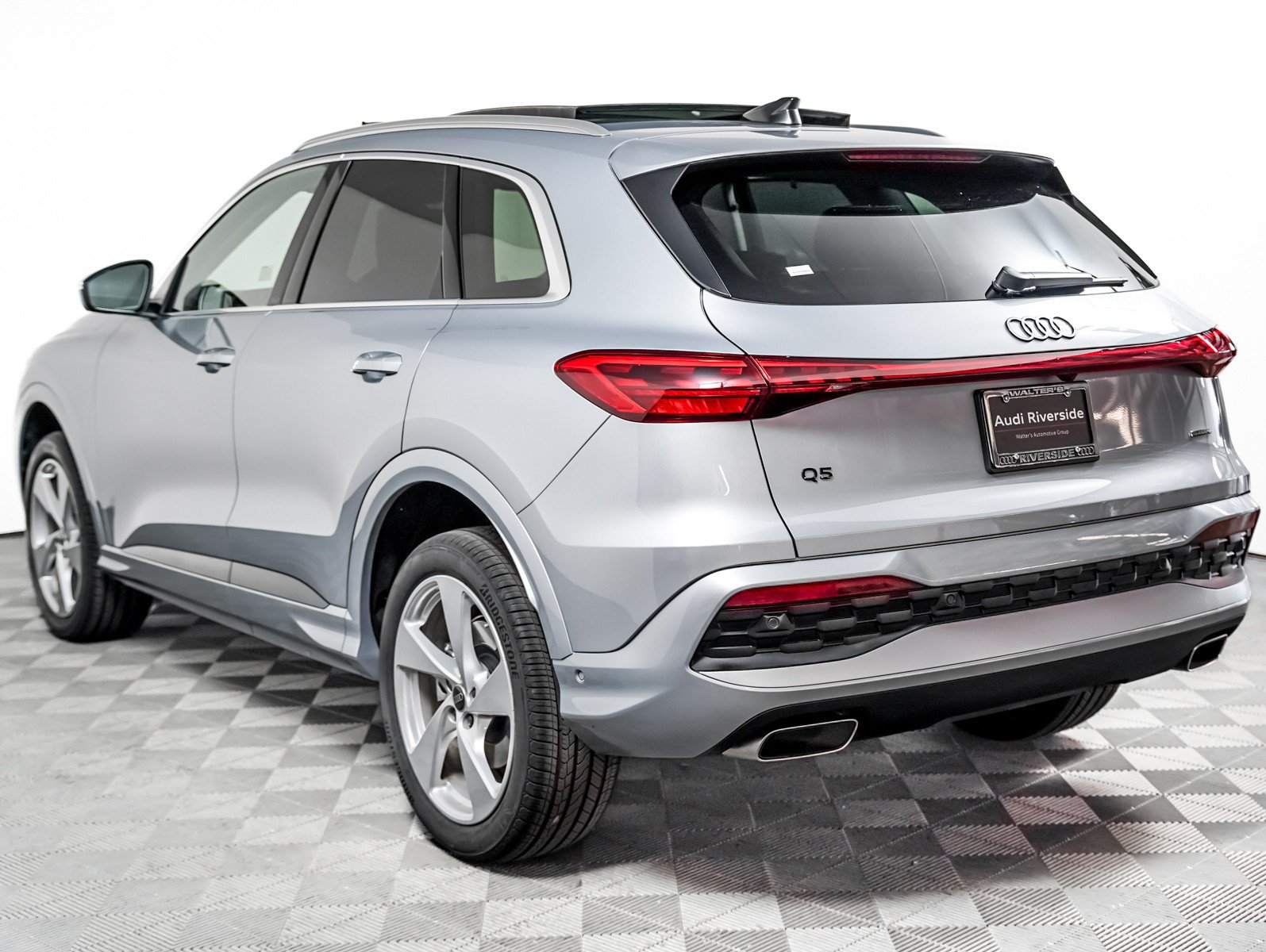Used 2025 Audi Q5 Premium Plus w/ Premium Plus AWD/4WD image 2