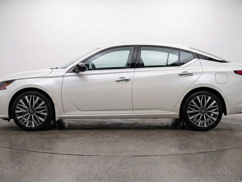 Used 2025 Nissan Altima 2.5 SV FWD image 5