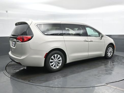 Used 2019 Chrysler Pacifica Touring Plus w/ Cold Weather Group image 2