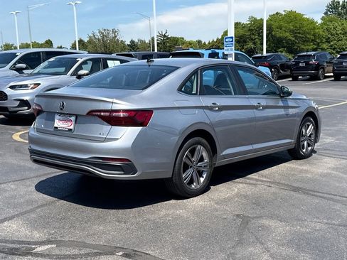 Used 2022 Volkswagen Jetta SE w/ Panoramic Sunroof Package FWD image 11