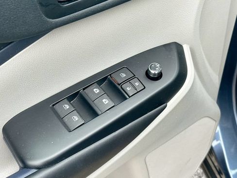 Used 2019 Toyota Highlander XLE AWD/4WD image 17