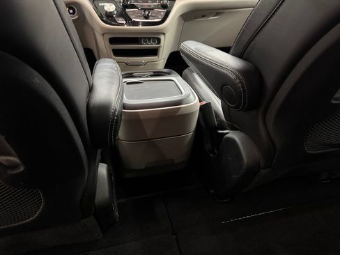 Used 2023 Chrysler Pacifica Touring-L FWD image 25