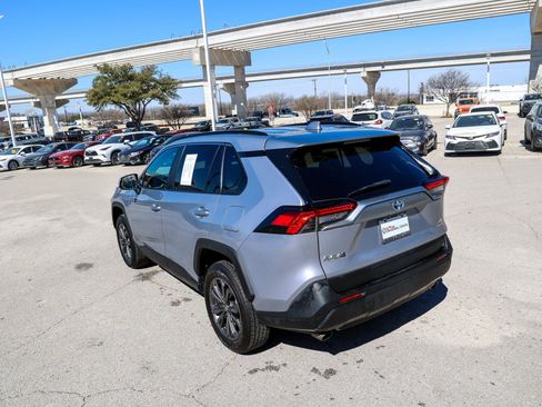 Used 2022 Toyota RAV4 XLE Premium image 9