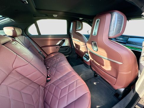 Used 2024 BMW 760i xDrive image 31