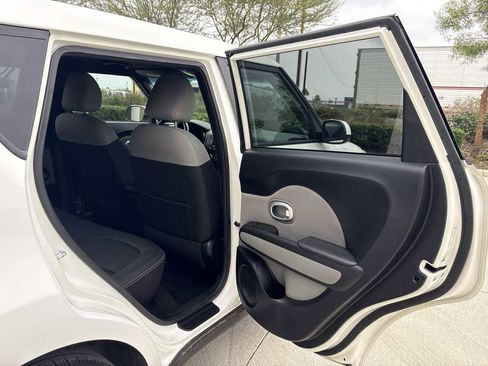 Used 2016 Kia Soul + image 11