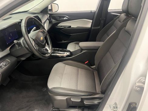 Used 2025 Chevrolet Trax LT w/ LT Convenience Package FWD image 30