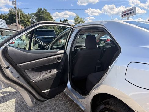 Used 2018 Toyota Corolla LE FWD image 20
