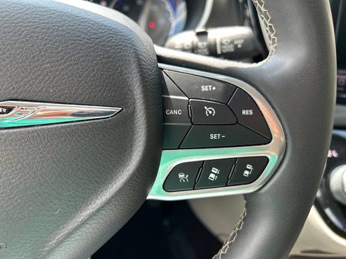 Used 2023 Chrysler Pacifica Touring-L FWD image 23