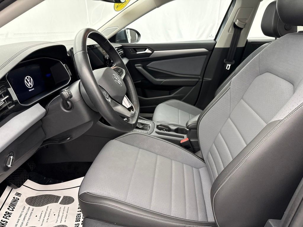 Used 2025 Volkswagen Jetta SE FWD image 16