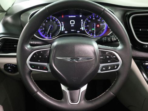 Used 2023 Chrysler Pacifica Touring-L FWD image 17