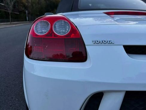 Used 2005 Toyota MR2 image 12