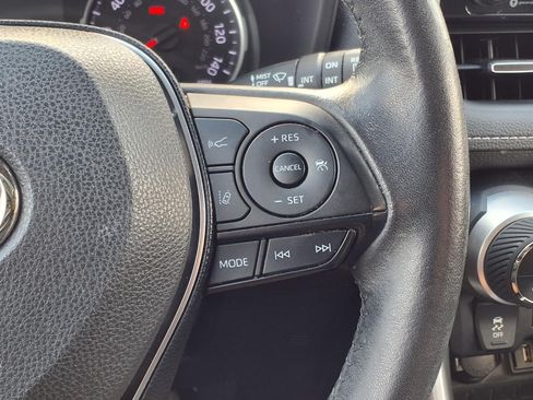 Used 2020 Toyota RAV4 XLE Premium FWD image 23