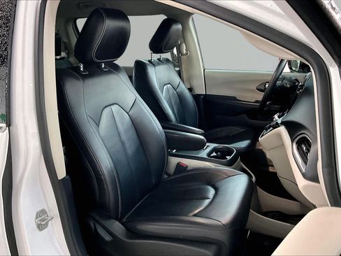 Used 2024 Chrysler Pacifica Touring-L FWD image 9