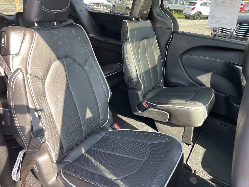 Used 2025 Chrysler Pacifica Limited FWD image 25