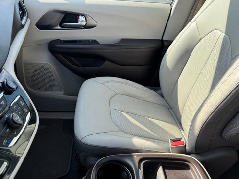 Used 2018 Chrysler Pacifica Touring-L image 13