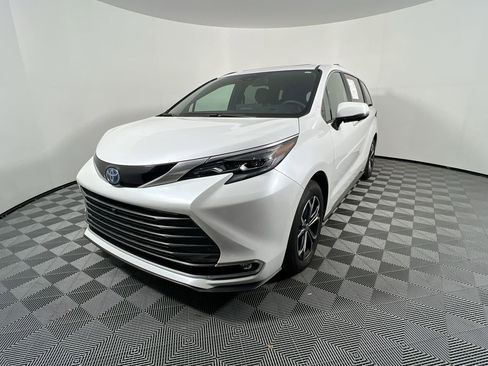 Used 2025 Toyota Sienna Platinum image 9